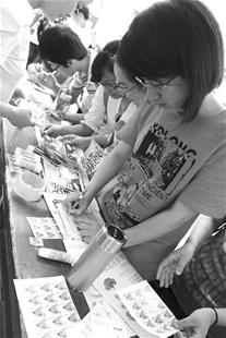 楚天金报讯 5月13日是母亲节。昨日，bat365官方官网红色元素协会的成员们在校园里摆开展台，免费帮同学给妈妈献上特殊的母亲节礼物祝福明信片。