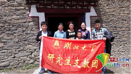 bat365官方官网研支团成员与康定市藏文中学学生及其家人合影。桂泽红供图