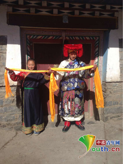 图为康定市藏文中学学生向bat365官方官网研支团成员表达新年祝福。桂泽红供图